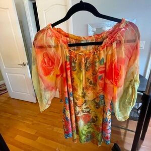 Beautiful love and let live top size medium.